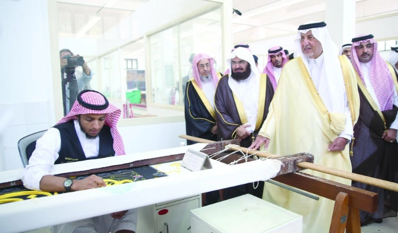 الأمير خالد الفيصل في مصنع كسوة الكعبة المشرفة