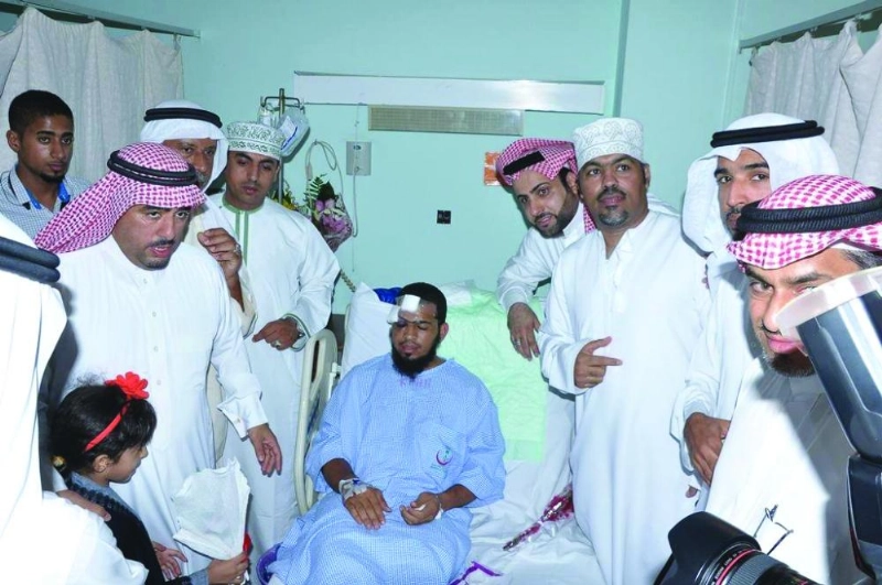 سعوديون أثناء زيارتهم لمصابي الحادث العمانيين بالأحساء في 2015 (مكة)