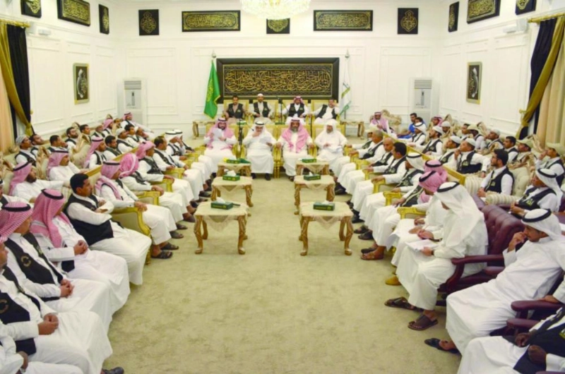 موظفون بمجمع الكسوة يناقشون أمس آلية استبدال ثوب الكعبة (واس)