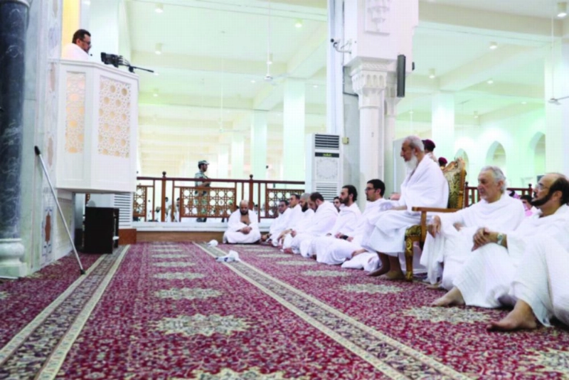 خالد الفيصل وعبدالله بن بندر والمفتي خلال خطبة عرفة (مكة)