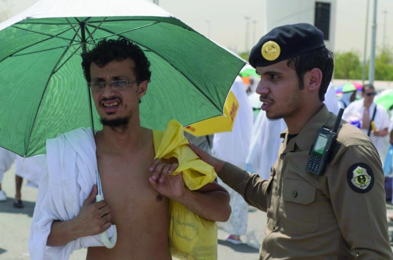 رجل أمن خلال إرشاده أحد الحجاج