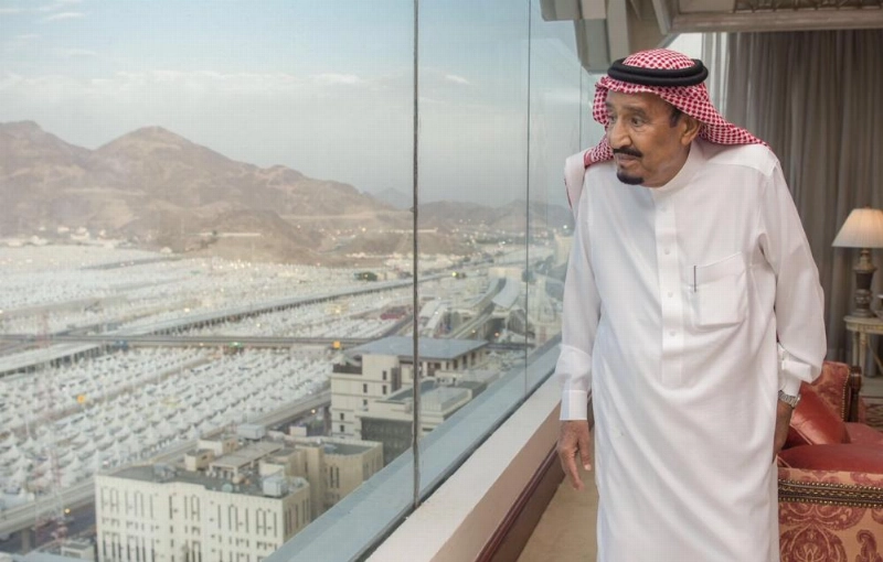 الملك سلمان لدى وصوله إلى منى اليوم للإشراف على راحة الحجاج (واس)