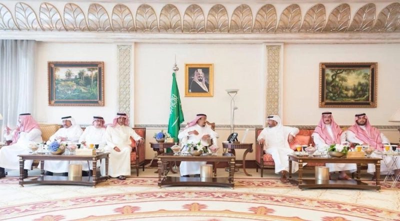 الملك سلمان لدى وصوله إلى منى اليوم للإشراف على راحة الحجاج (واس)