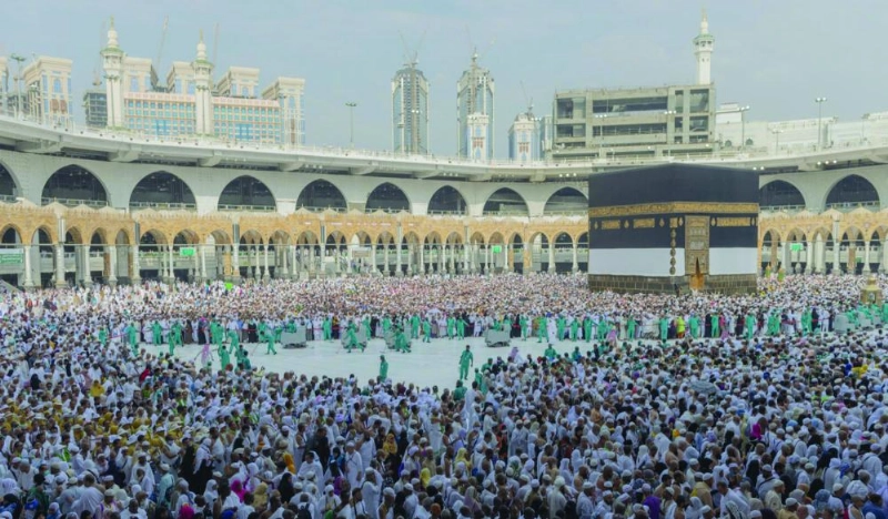 صحن المطاف يمتلئ بالطائفين خلال الحج (واس)