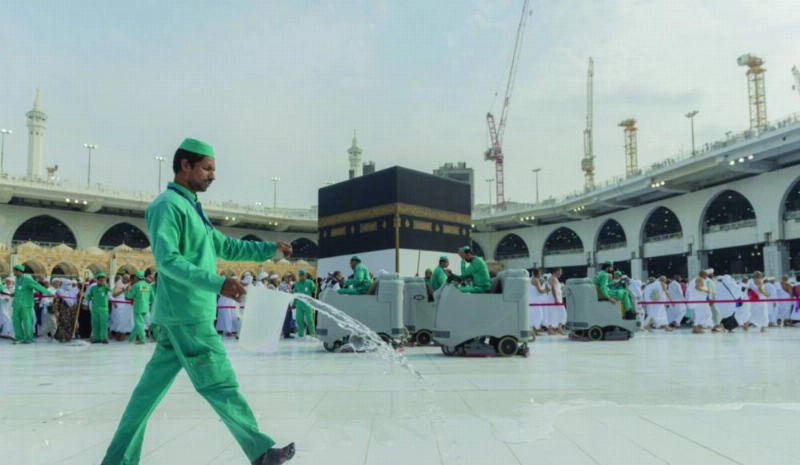 من أعمال تنظيف صحن المطاف (واس)