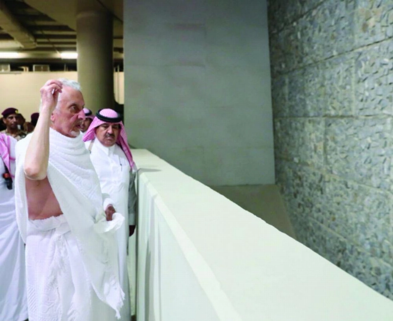 خالد الفيصل خلال رمي الجمرات (واس)