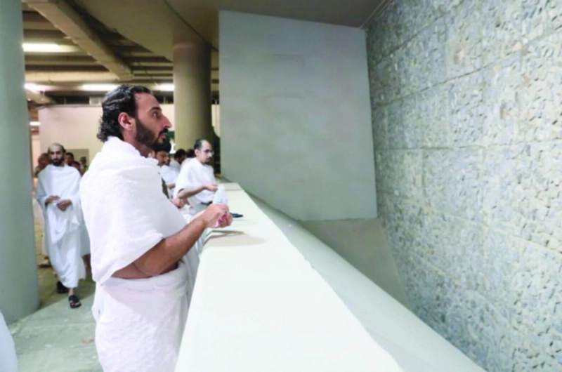 عبدالله بن بندر خلال رمي الجمرات (واس)