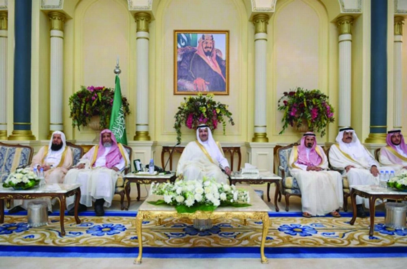 فيصل بن سلمان مستقبلا المهنئين بعيد الأضحى (واس)