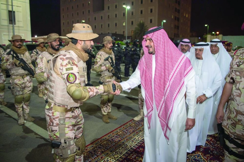 عبدالعزيز بن سعود متفقدا قوات الأمن الخاصة بالحج (واس)
