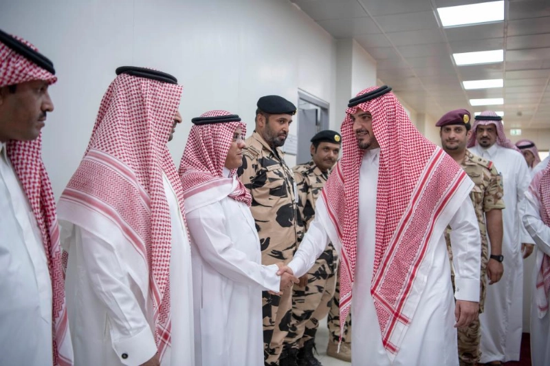 الأمير عبدالعزيز بن سعود خلال تفقده قوة أمن الحج للمجاهدين المشاركة في مهام الحج (واس)