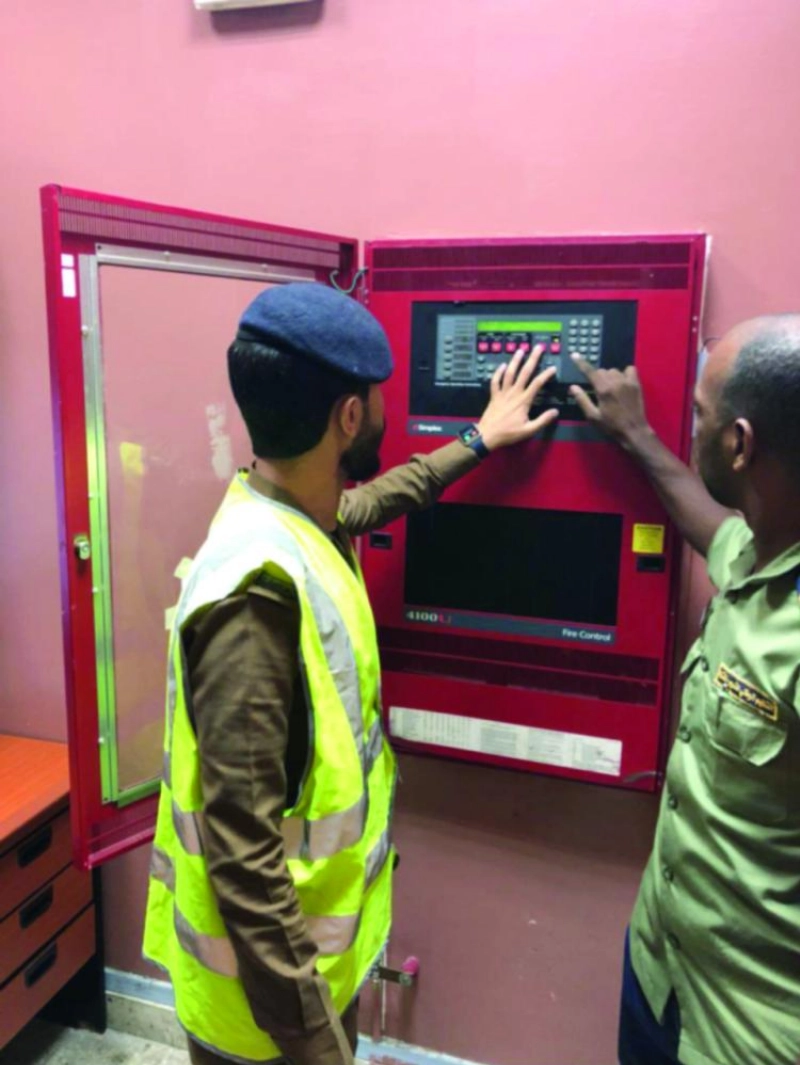 فرق الدفاع المدني خلال الجولات على المباني (واس)