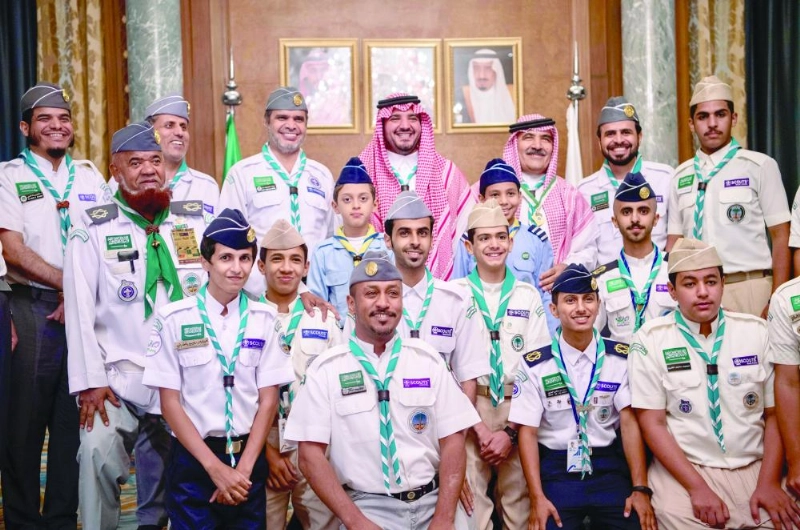 جماعية للكشافة بعد تقلد عبدالعزيز بن سعود أعلى وسام