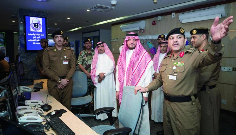 عبدالعزيز بن سعود متفقدا مركز القيادة والسيطرة (واس)