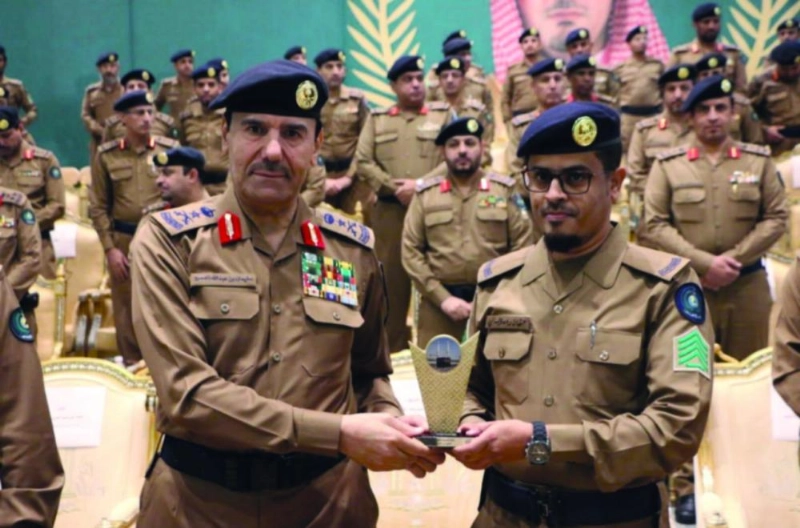 سليمان العمرو مكرما أحد أفراد الدفاع المدني (واس)