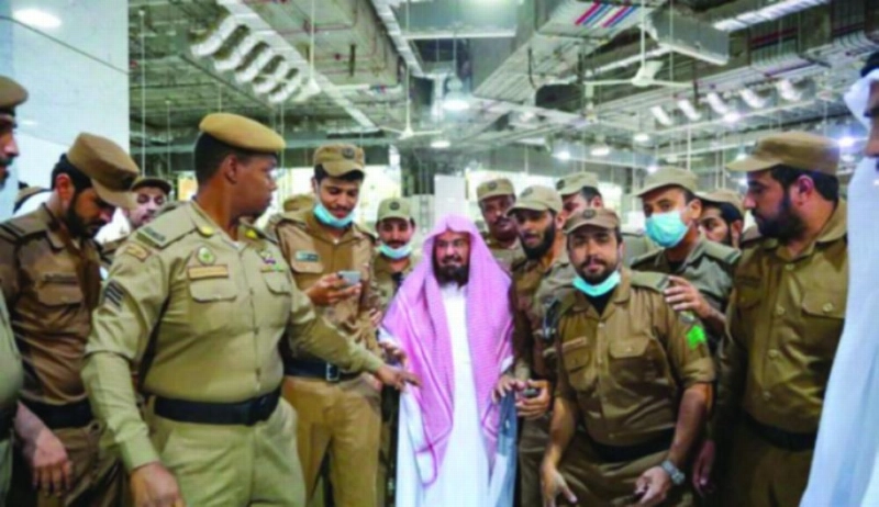 عبدالرحمن السديس مع مجموعة من رجال الأمن المشاركين بالحج (واس)