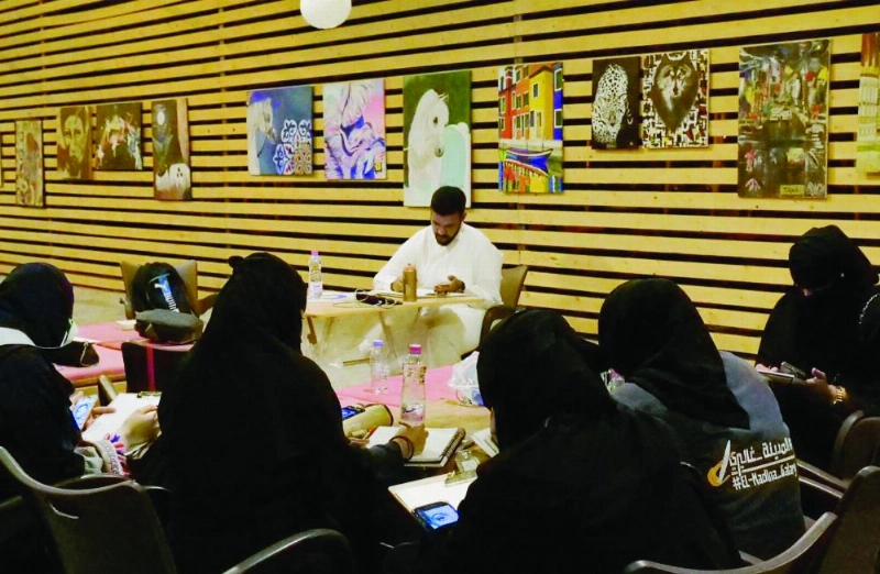 فنان يرسم إحدى لوحاته في مهرجان سكة الحديد (واس)