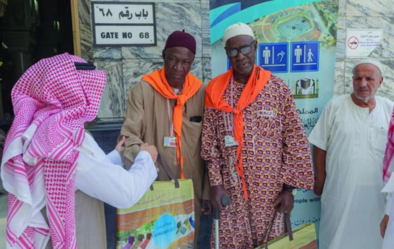 جانب من توزيع الهدايا (واس)