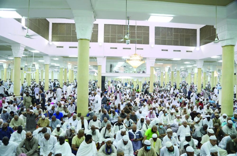 حجاج يستمعون لإحدى المحاضرات في مسجد الخيف (واس)
