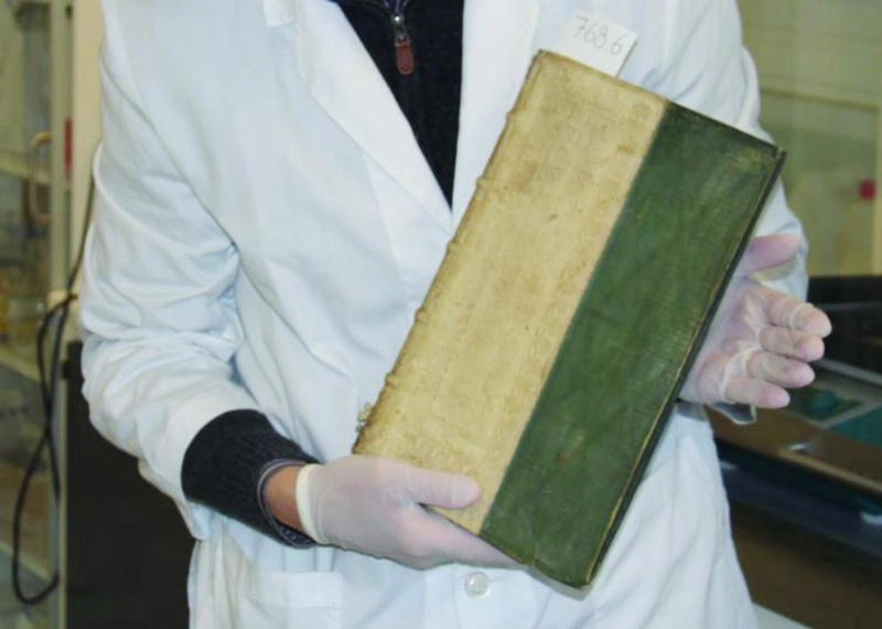 أحد الكتب المسمومة (Live Science)