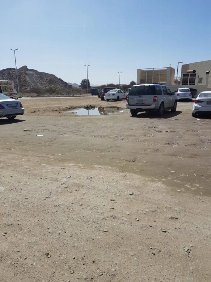 الطريق ويظهر الاسفلت قريبا وبعيدا عن المنال