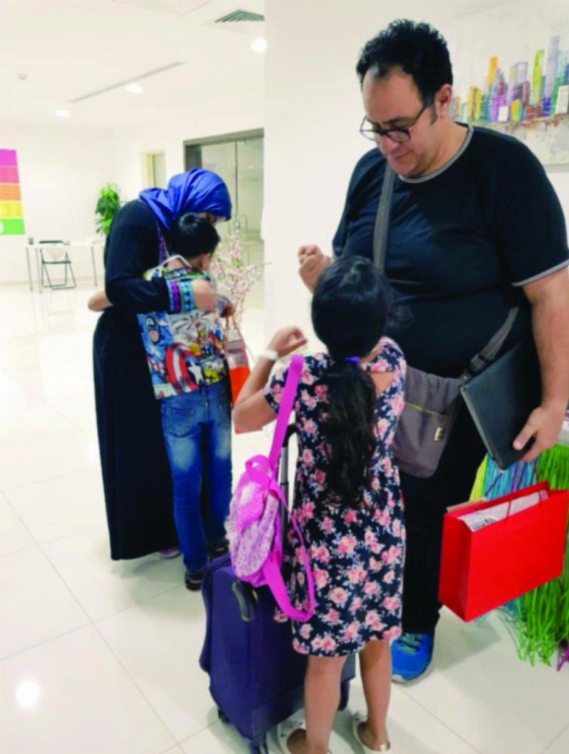 حاجان لدى تسلم طفليهما (واس)