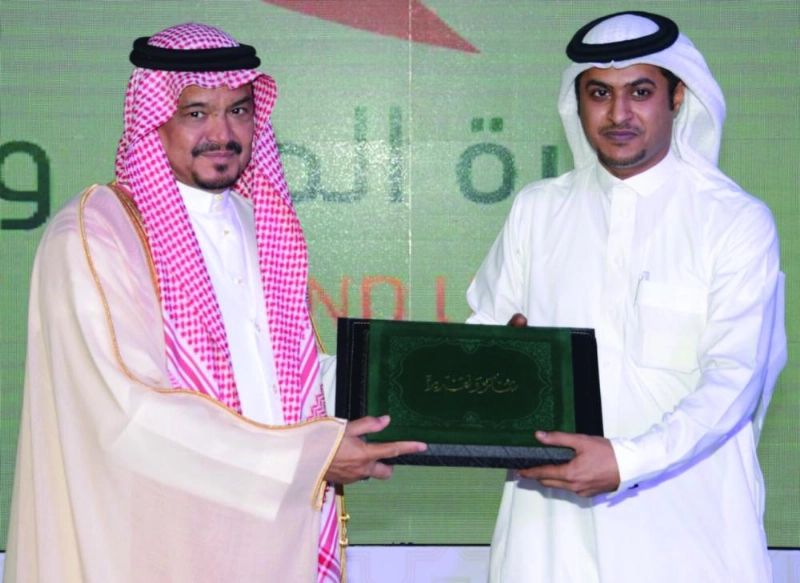 محمد بنتن يكرم الزميل سمير الثبيتي (مكة)