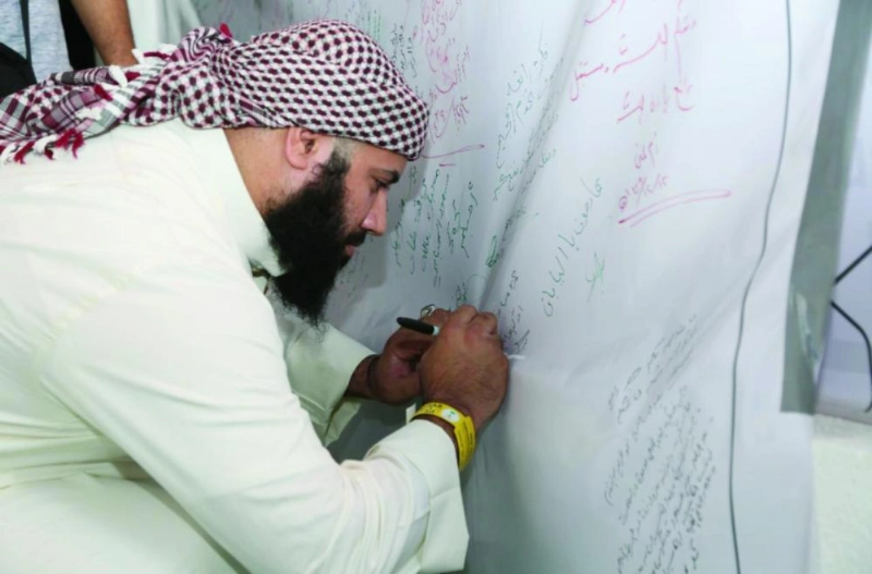 أحد الحجاج يسجل انطباعاته عن المبادرة (واس)