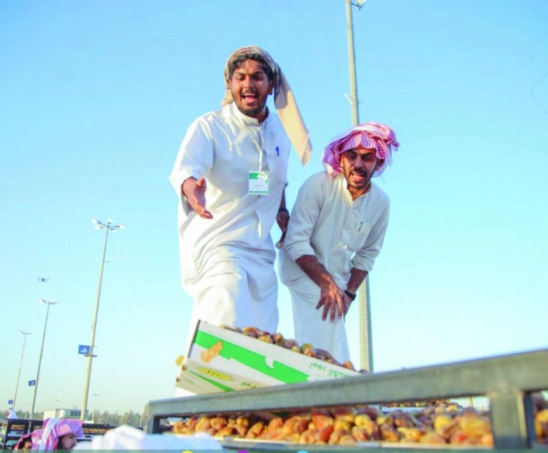 جانب من مزادات مهرجان التمور ببريدة القائم حاليا (مكة)