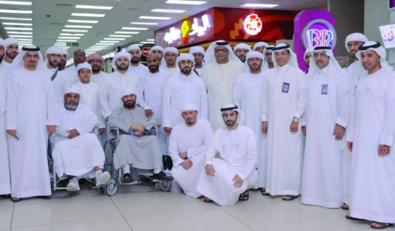 عدد من الحجاج الإماراتيين خلال مغادرتهم (واس)