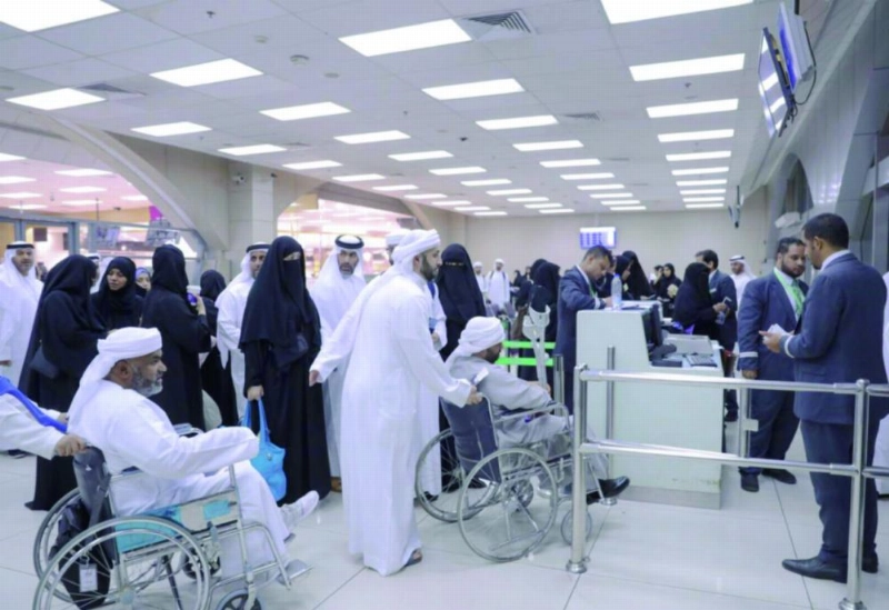 عدد من الحجاج الإماراتيين خلال مغادرتهم (واس)
