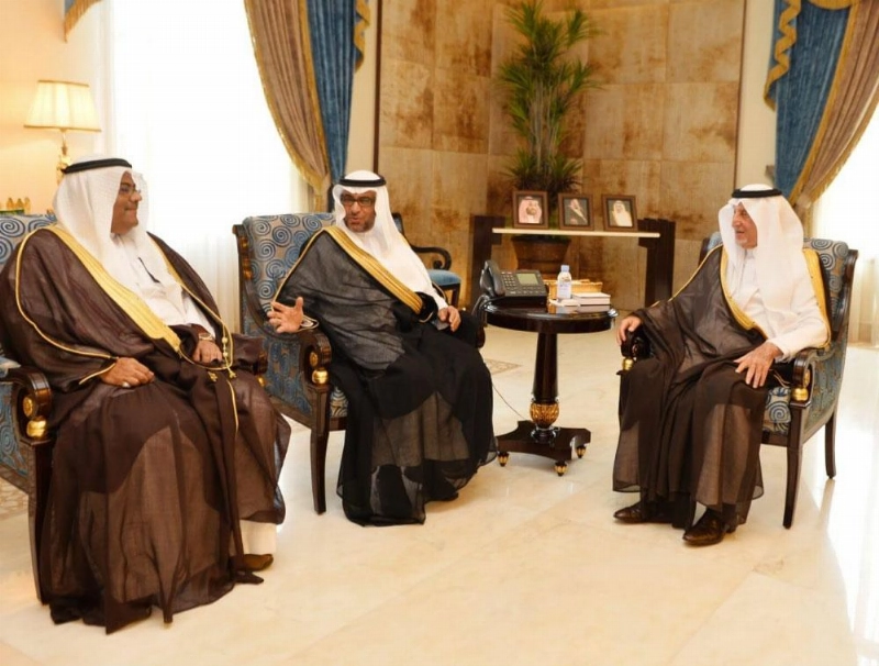 خالد الفيصل خلال استقباله خليل الثقفي وعددا من مسؤولي الأرصاد (واس)