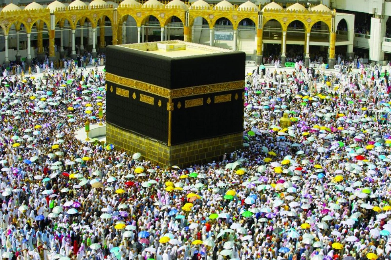 حجاج بيت الله يطوفون حول الكعبة المشرفة (أنس الحارثي)