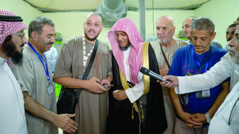زياد صبيح متوسطا ضيوف خادم الحرمين ومشرفي البرنامج (واس)