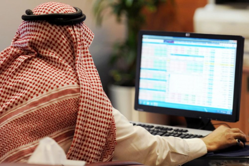 مستثمر يتابع مؤشر تداول (مكة)