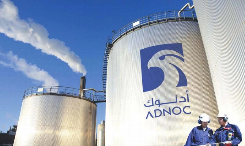 مهندسان يتابعان أحد مشاريع أدنوك (مكة)