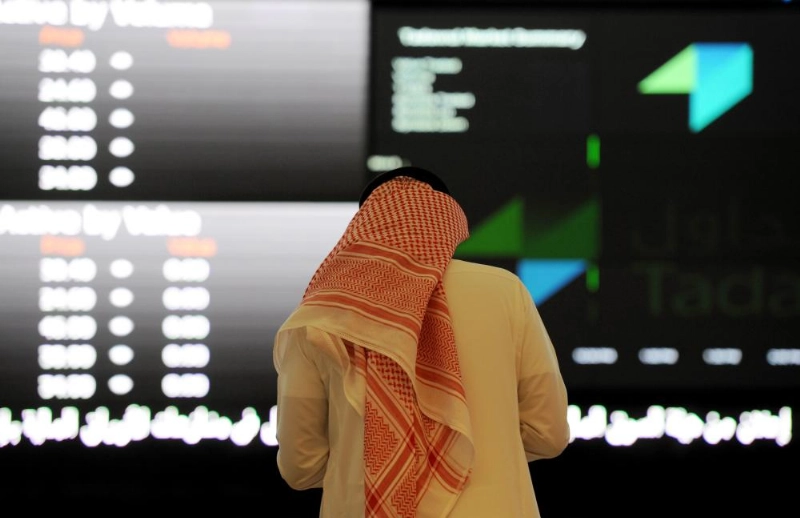 مستثمر يتابع مؤشرات سوق الأسهم (مكة)