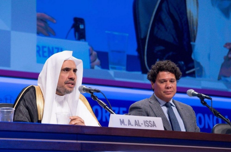 محمد العيسى ملقيا كلمة باسم الشعوب الإسلامية في فعاليات الصداقة بإيطاليا (واس)