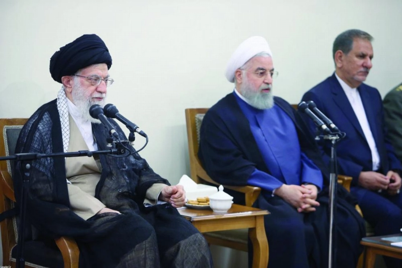 خامنئي متحدثا خلال اجتماع حكومي بوجود روحاني (د ب أ)