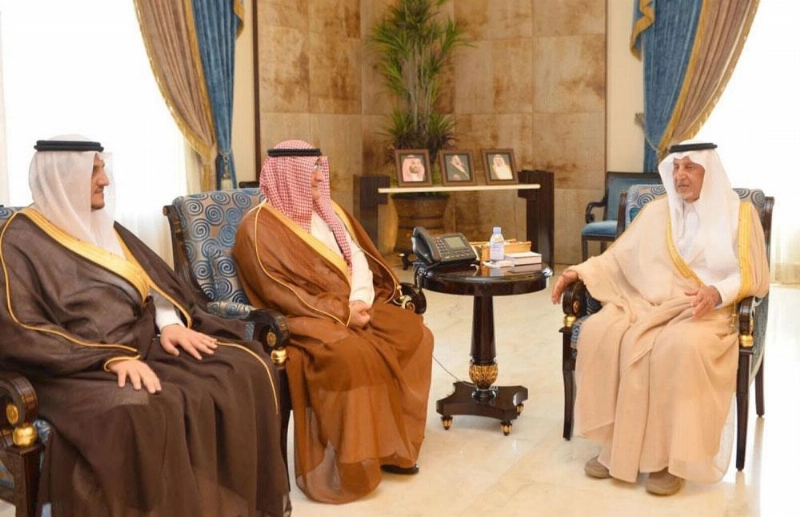 خالد الفيصل خلال لقائه صالح التركي (واس)