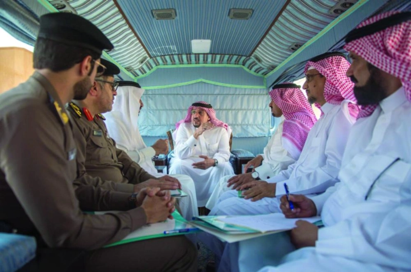 فيصل بن مشعل لدى تفقده مشاريع الطرق في بريدة (واس)