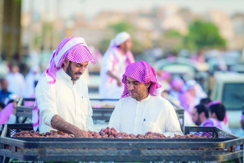 سلمان السلوم وإبراهيم الغيث خلال مزادات تمور في بريدة (مكة)