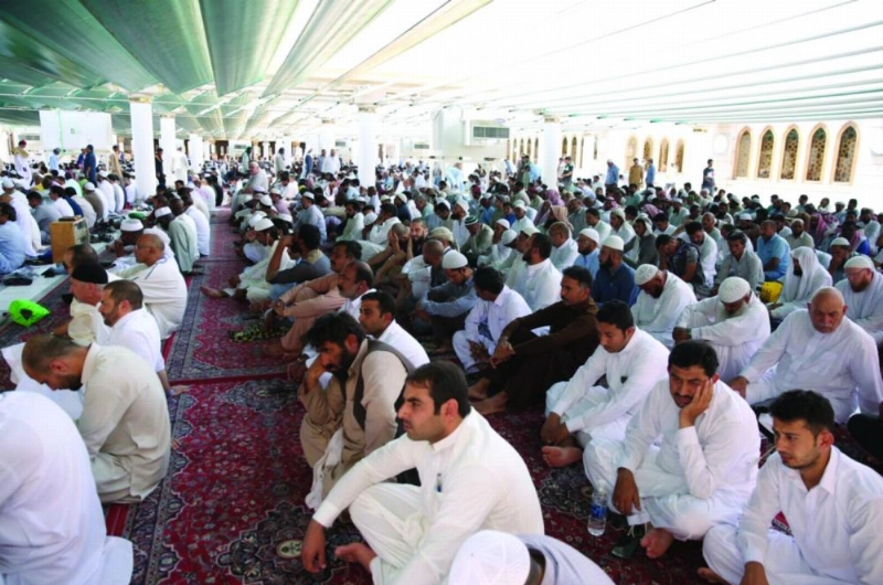مصلون بالمسجد النبوي أمس (واس)