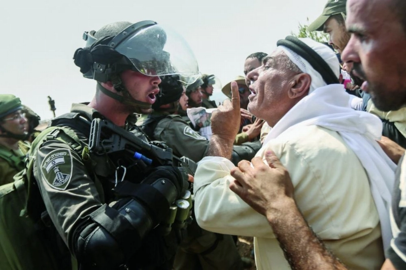 dpatop - A Palestinian protester scuffles with Israeli soldiers during a protest against Jewish settlements in the village of Ras Karkar, near the West Bank city of Ramallah, 31 August 2018. Photo: Shadi Hatem/APA Images via ZUMA Wire/dpa