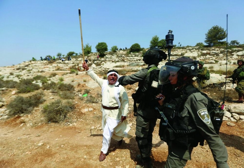 جيش الاحتلال يعتدي على الفلسطينيين المحتجين في قرية رأس كركر (د ب أ، إ ب أ)