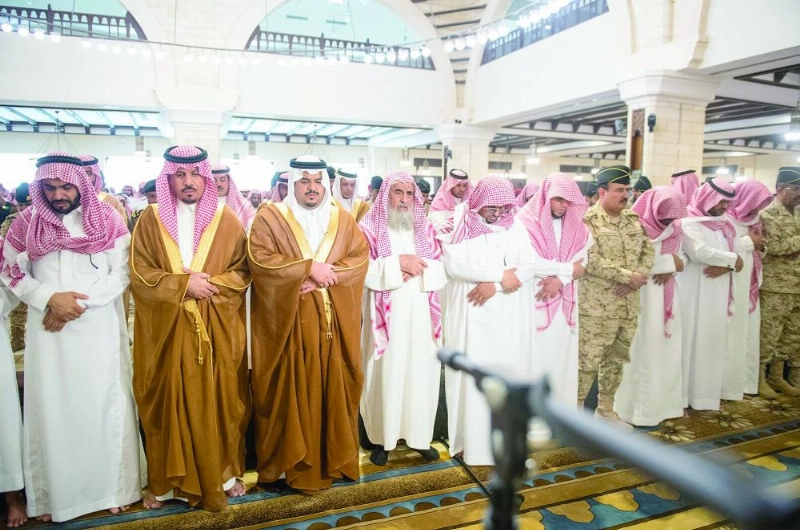محمد بن عبدالرحمن يؤدي الصلاة على الشهيد (واس)