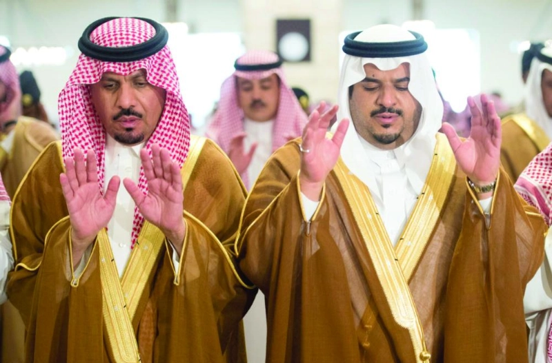 محمد بن عبدالرحمن وخالد بن عياف خلال الصلاة على الشهيد (واس)