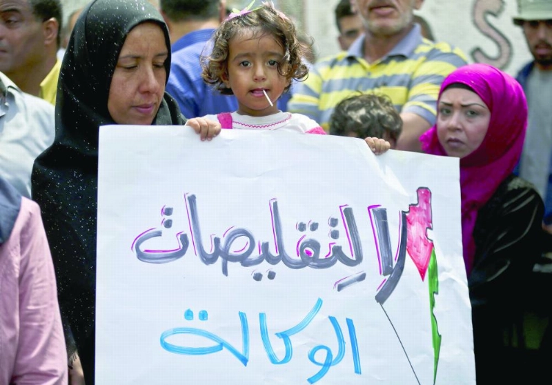 لاجئون في غزة يحتجون على تقليص وكالة "أونروا" لخدماتها