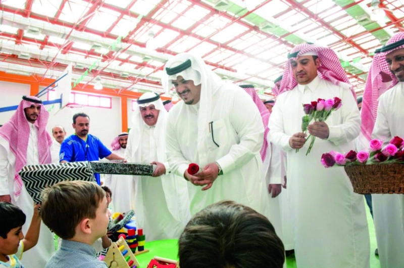 محمد بن عبدالرحمن متفقدا عددا من مدارس الرياض