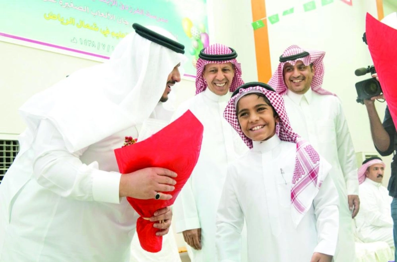 محمد بن عبدالرحمن متفقدا عددا من مدارس الرياض (واس)