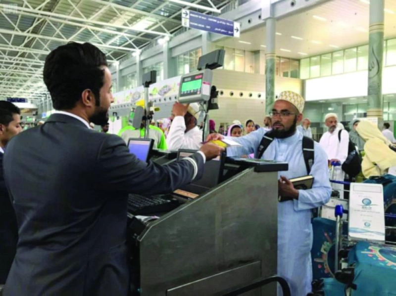 موظف ينهي إجراءات مغادرة أحد الحجاج (واس)
